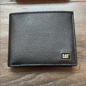 CAT Genuine Leather bifold w/enamel logo,5 card slot,RFID,ID window,bill slot